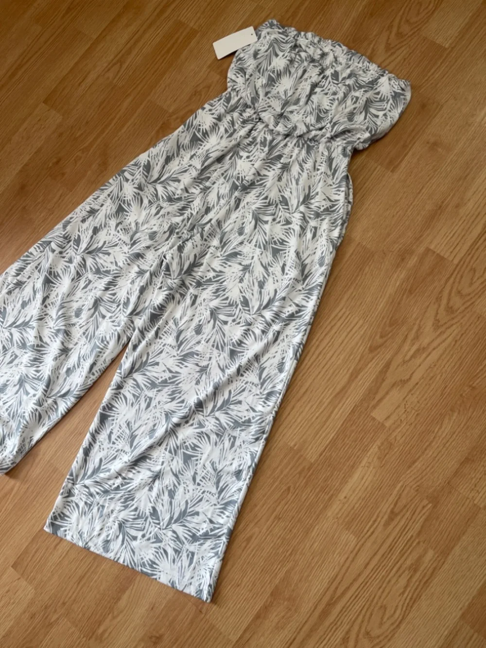NWT J. Valdi Strapless Gray & White Tropical Cropped Jumpsuit / Coverup Size S